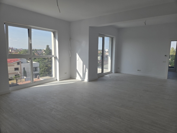 Living luminos cu ferestre mari de la podea în apartamentul de 3 camere din Allegoria Colentina