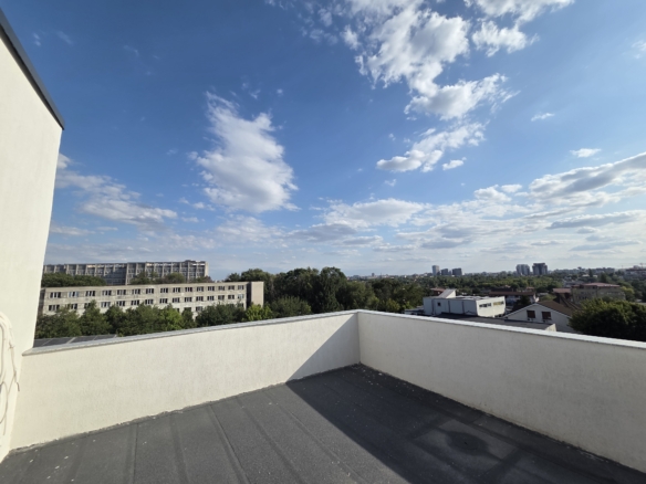 Vedere panoramică de pe terasa penthouse-ului din Allegoria Colentina spre Sectorul 2, București